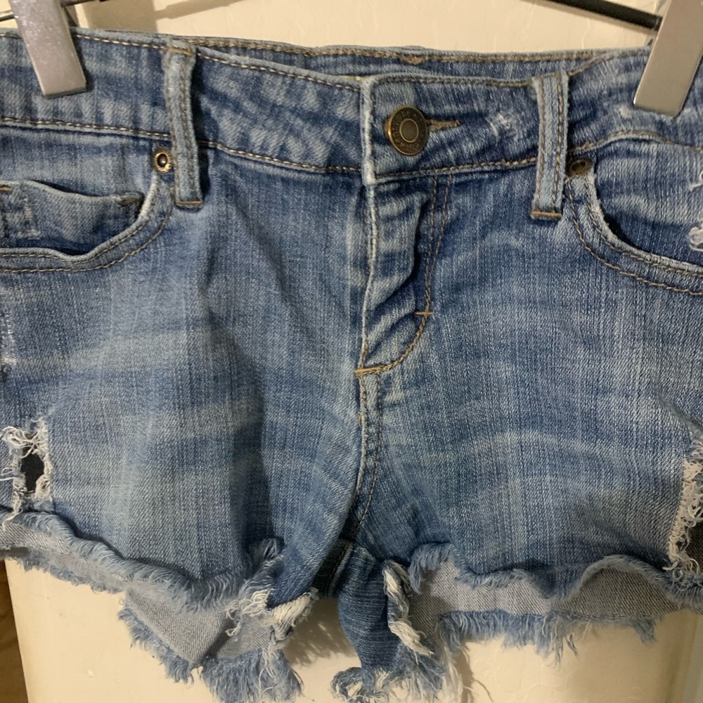 EUC Forever21 blue jean shorts. Distressed size 25 in women